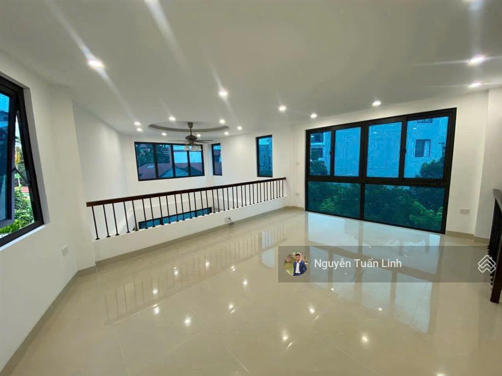 Căn 4 tầng mới kính coong 52m² ba chữ, vân nội  ô tô đỗ cửa  tặng nội thất