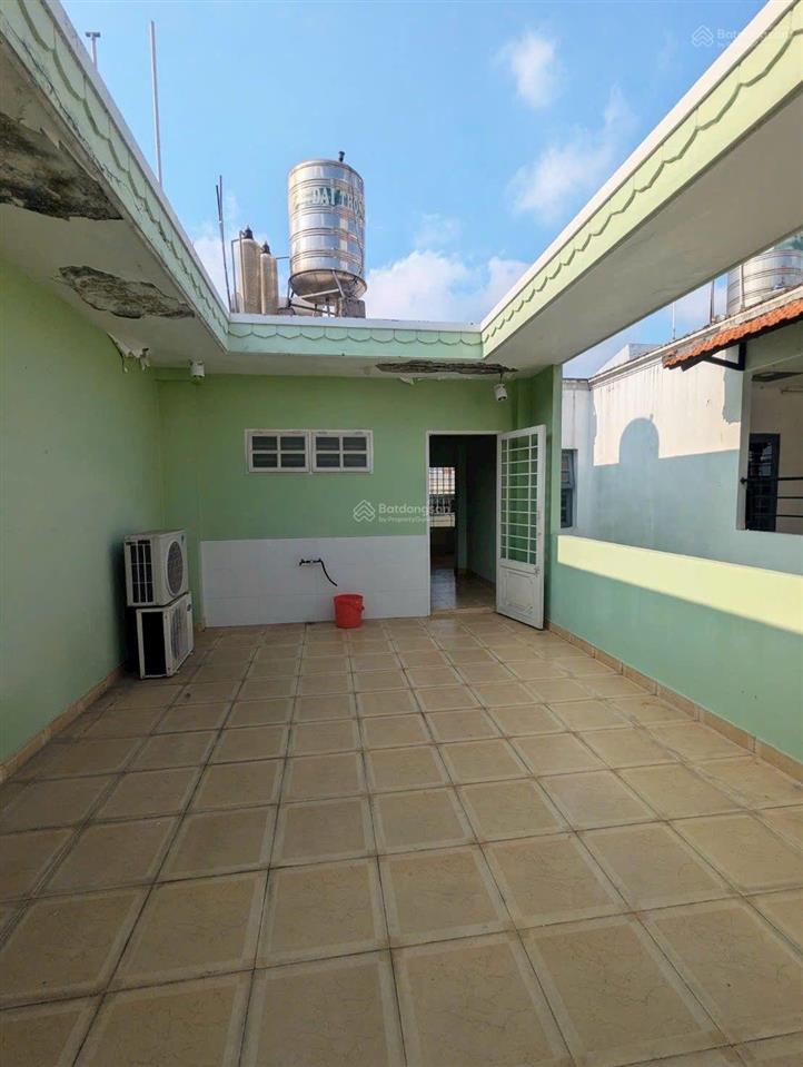 Giảm 600 triệu  chỉ còn 9,9 tỷ
nhà phố khu biệt thự làng hoa  dt 5m x 17m  4 tầng  đường 10m