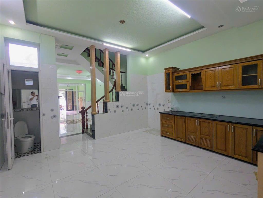 Giảm 600 triệu  chỉ còn 9,9 tỷ
nhà phố khu biệt thự làng hoa  dt 5m x 17m  4 tầng  đường 10m