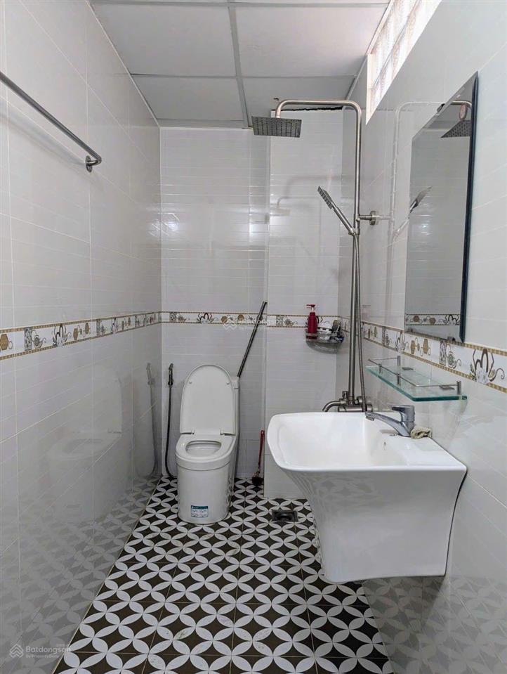 Giảm 600 triệu  chỉ còn 9,9 tỷ
nhà phố khu biệt thự làng hoa  dt 5m x 17m  4 tầng  đường 10m