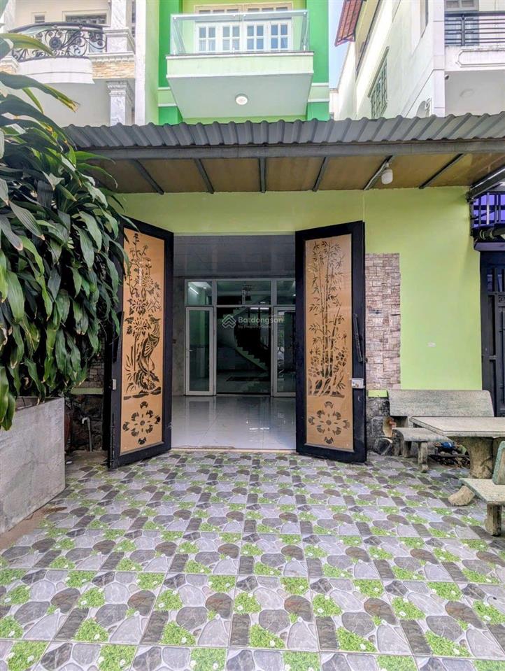 Giảm 600 triệu  chỉ còn 9,9 tỷ
nhà phố khu biệt thự làng hoa  dt 5m x 17m  4 tầng  đường 10m