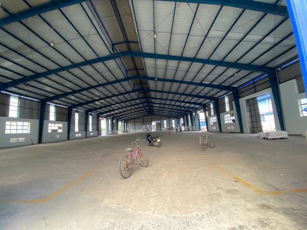 KHO XƯỞNG CHUẨN LOGISTICS NGAY CẦU VƯỢT BÌNH PHƯỚC – XE CONTAINER ĐẬU CỬA