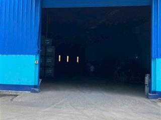 KHO XƯỞNG CHUẨN LOGISTICS NGAY CẦU VƯỢT BÌNH PHƯỚC – XE CONTAINER ĐẬU CỬA