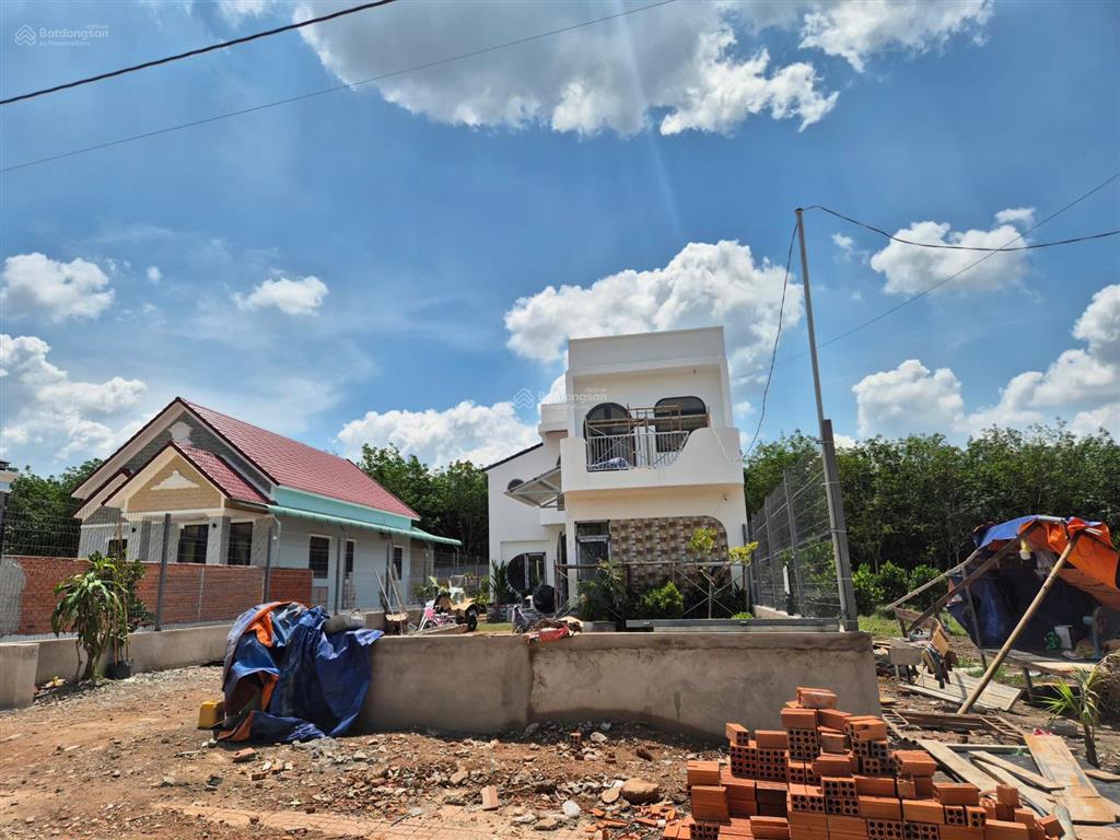 Đất thật  người thật  giá thật. 343.3m2 có 100m2 tc, hiện hữu nhựa 8m. dân cư đông đúc. giá 650tr