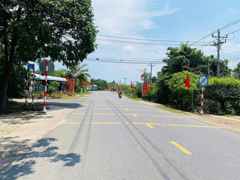 Đất thật  người thật  giá thật. 343.3m2 có 100m2 tc, hiện hữu nhựa 8m. dân cư đông đúc. giá 650tr