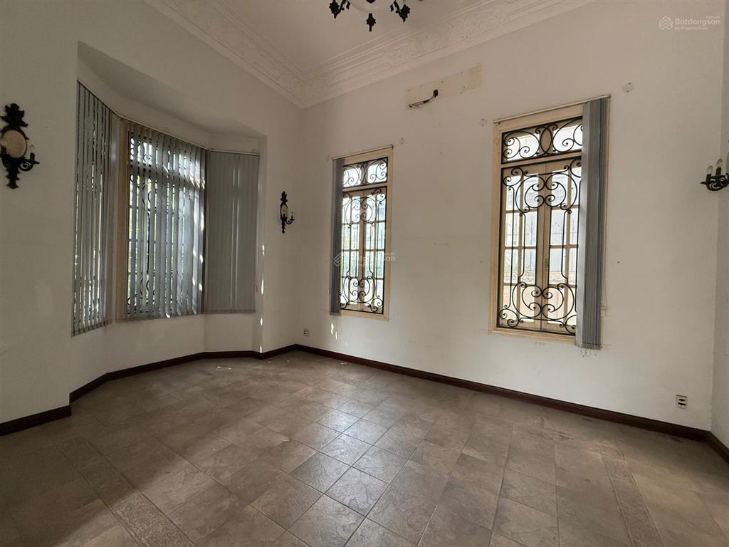 Cho thuê biệt thự 650m² hồ bơi, sân vườn lớn, 3 tầng, giá 184tr/tháng, thảo điền, quận 2