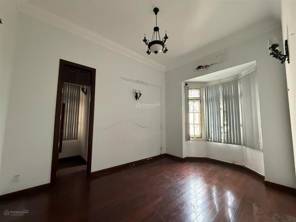 Cho thuê biệt thự 650m² hồ bơi, sân vườn lớn, 3 tầng, giá 184tr/tháng, thảo điền, quận 2