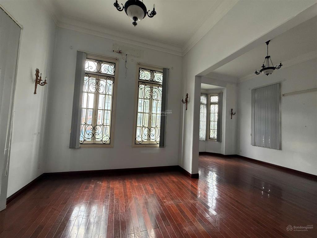Cho thuê biệt thự 650m² hồ bơi, sân vườn lớn, 3 tầng, giá 184tr/tháng, thảo điền, quận 2