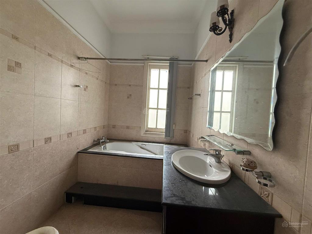 Cho thuê biệt thự 650m² hồ bơi, sân vườn lớn, 3 tầng, giá 184tr/tháng, thảo điền, quận 2