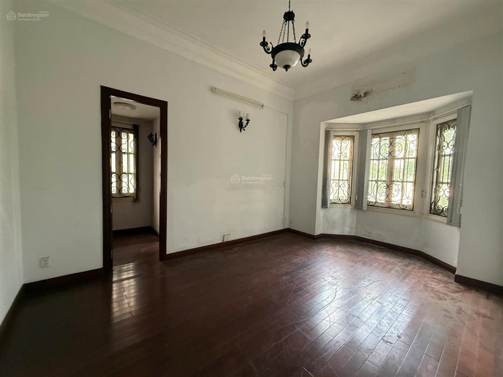 Cho thuê biệt thự 650m² hồ bơi, sân vườn lớn, 3 tầng, giá 184tr/tháng, thảo điền, quận 2