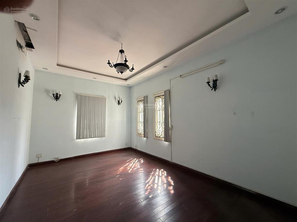 Cho thuê biệt thự 650m² hồ bơi, sân vườn lớn, 3 tầng, giá 184tr/tháng, thảo điền, quận 2