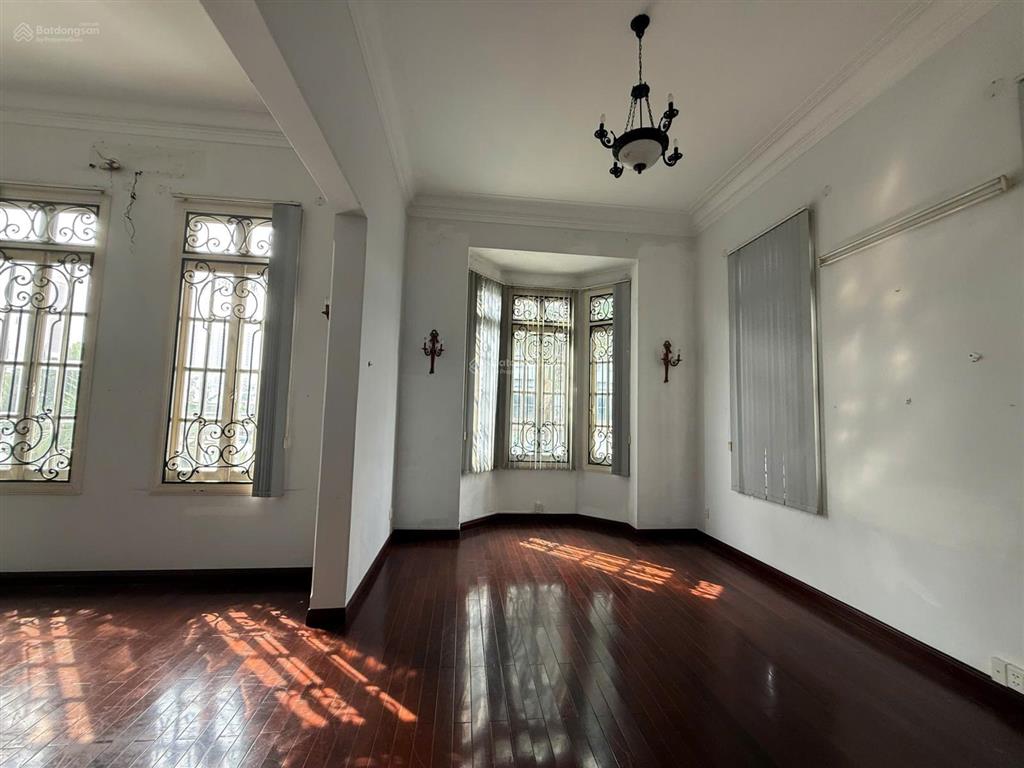 Cho thuê biệt thự 650m² hồ bơi, sân vườn lớn, 3 tầng, giá 184tr/tháng, thảo điền, quận 2