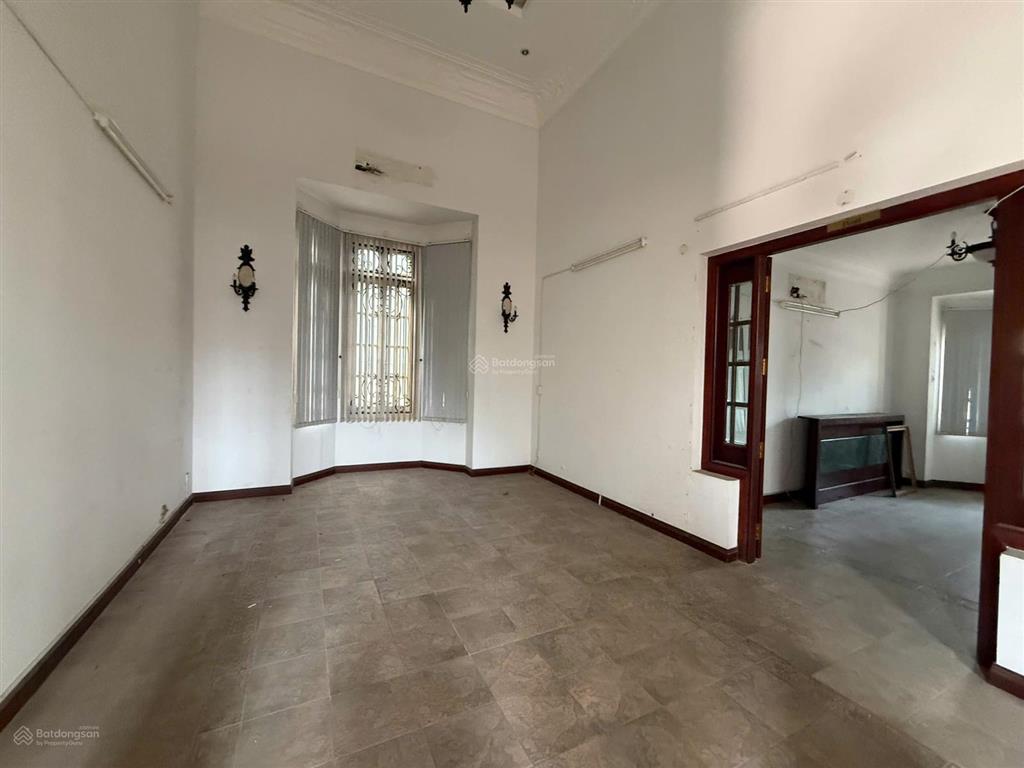 Cho thuê biệt thự 650m² hồ bơi, sân vườn lớn, 3 tầng, giá 184tr/tháng, thảo điền, quận 2