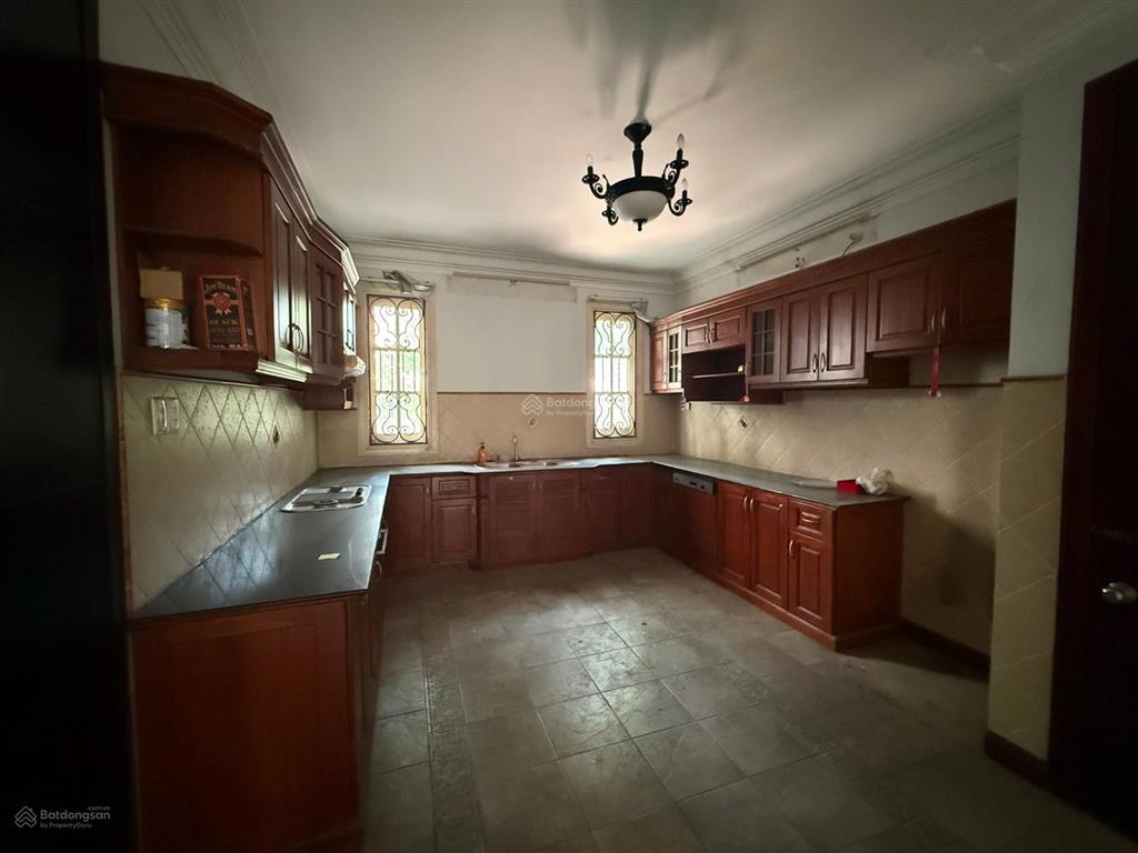 Cho thuê biệt thự 650m² hồ bơi, sân vườn lớn, 3 tầng, giá 184tr/tháng, thảo điền, quận 2