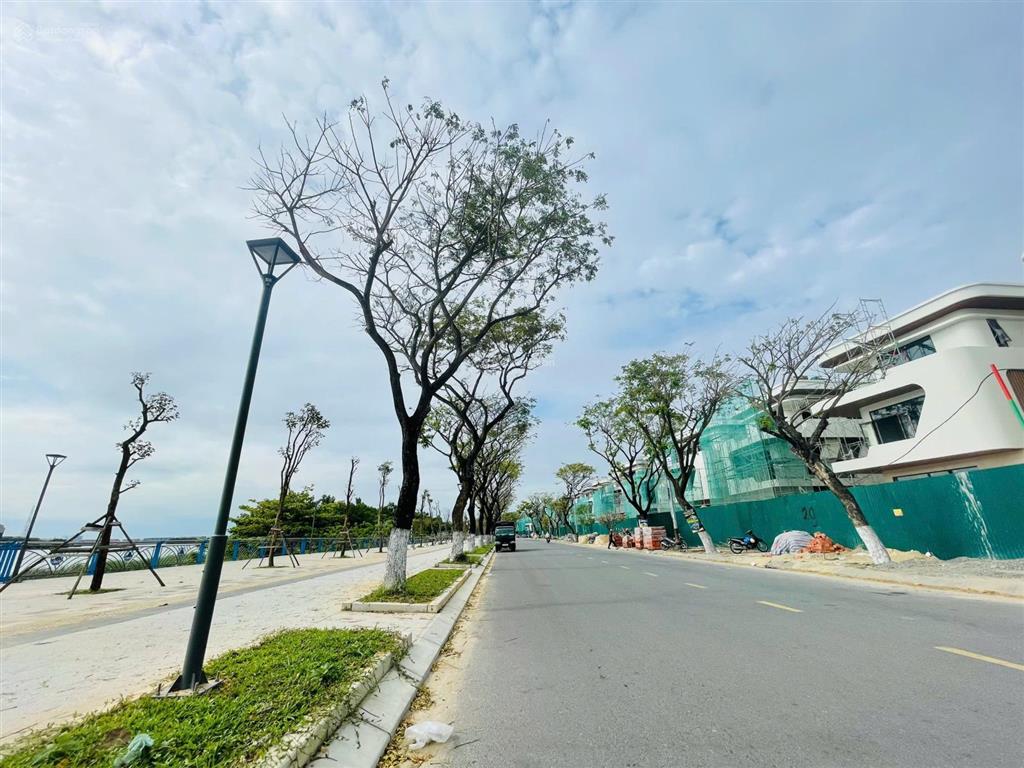 Cần bán gấp biệt thự 300m2 ngang 12m đường thăng long, mặt sông hàn, quận hải châu, tp đà nẵng