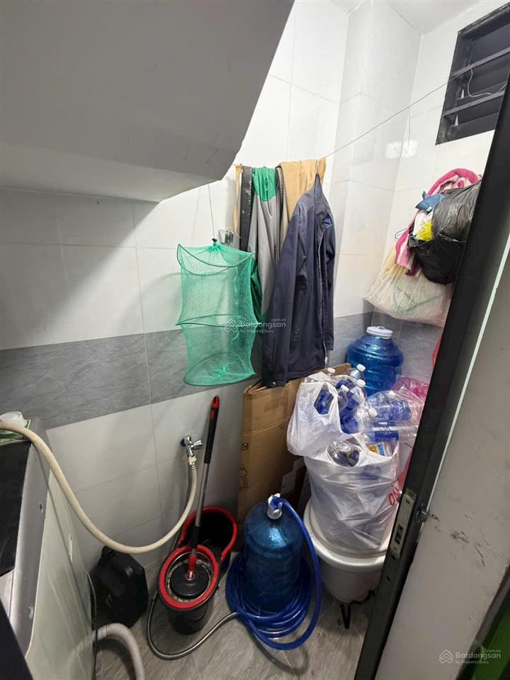 Nhà rẻ 5,2 x 2,5m 1lầu đúc (1pn 2wc) hẻm 3m. vị trí đẹp. 1/ hoàng văn hoè. tân phú