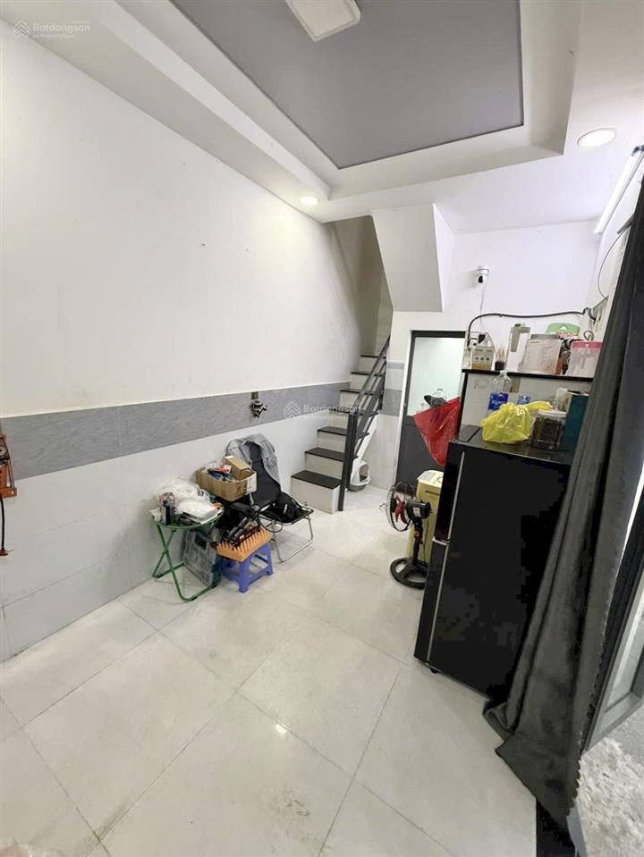 Nhà rẻ 5,2 x 2,5m 1lầu đúc (1pn 2wc) hẻm 3m. vị trí đẹp. 1/ hoàng văn hoè. tân phú
