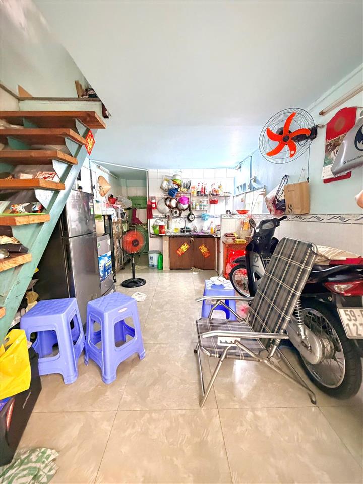 Nhà ngộp rẻ 3x6,2m 2 lầu (2pn 2wc) ban công  hẻm 3m. 1/ đường số 14  lê văn quới. bình tân