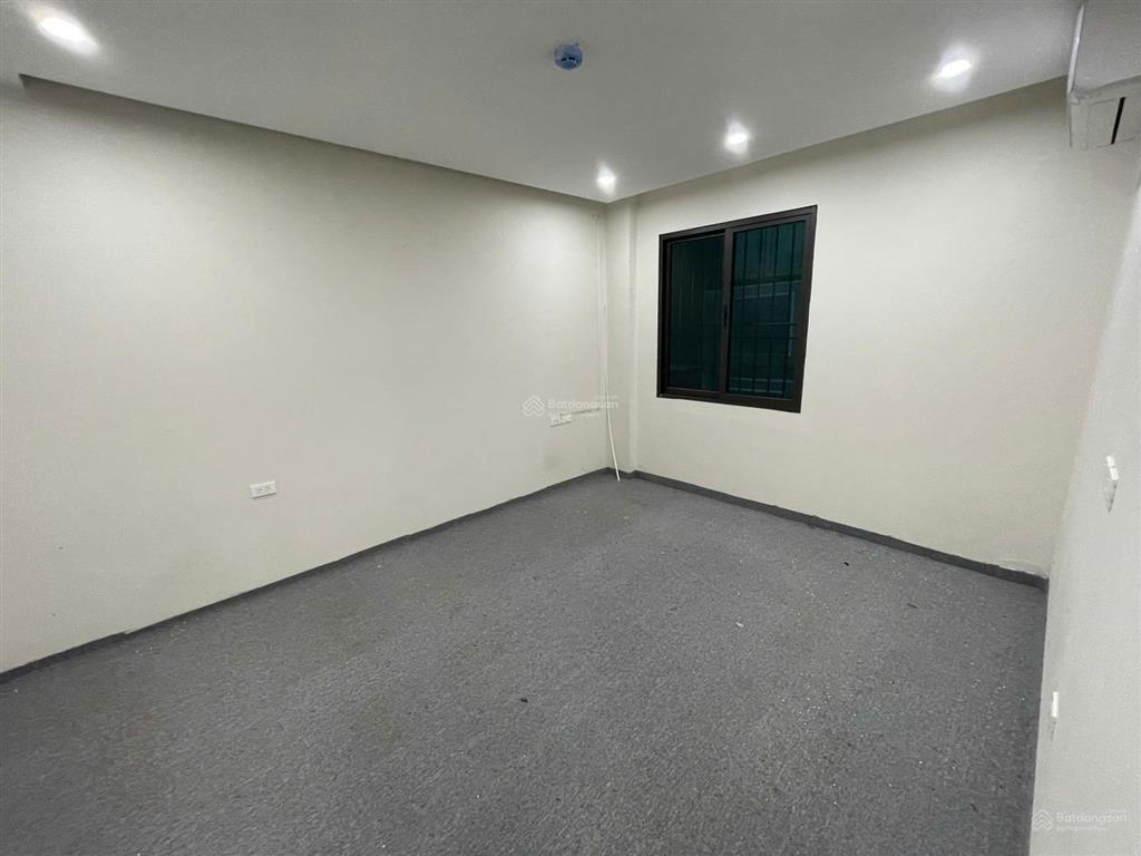 Cho thuê sàn văn phòng phố lý nam đế 80m2, sàn mới, ngõ rộng ô tô, giá 15tr/th.  0974 557 ***