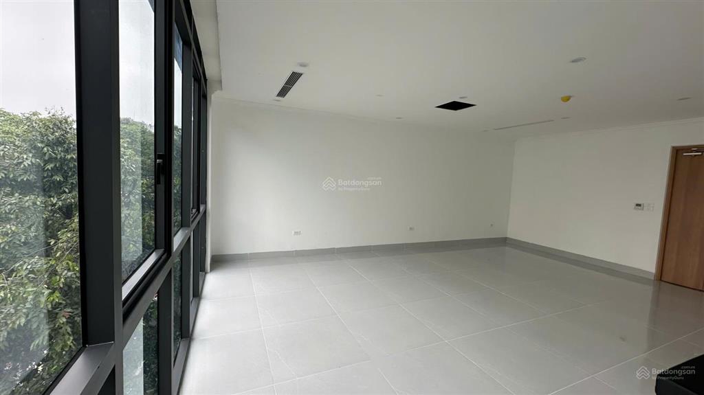 Cho thuê sàn văn phòng mp lò đúc 185m2, mt 6,5m, có hầm, thang máy, pccc. giá 30tr/sàn