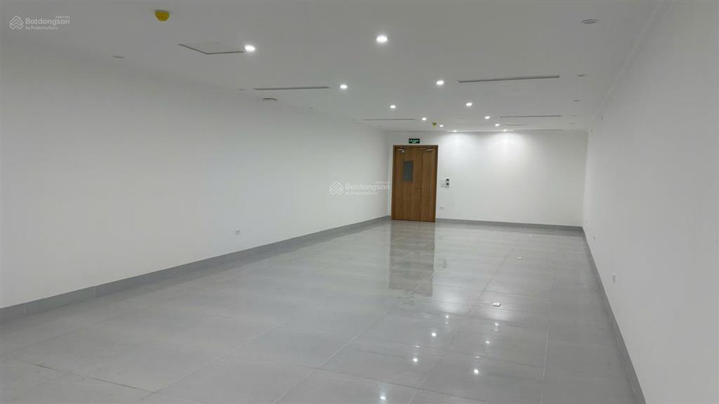 Cho thuê sàn văn phòng mp lò đúc 185m2, mt 6,5m, có hầm, thang máy, pccc. giá 30tr/sàn