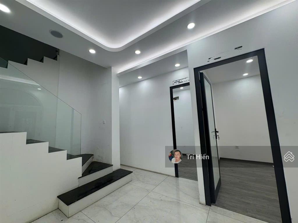 Cho thuê nhà mp triệu việt vương 130m2 x 4 tầng, mt 6m, có sân vườn, nguyên căn.  0974 557 ***
