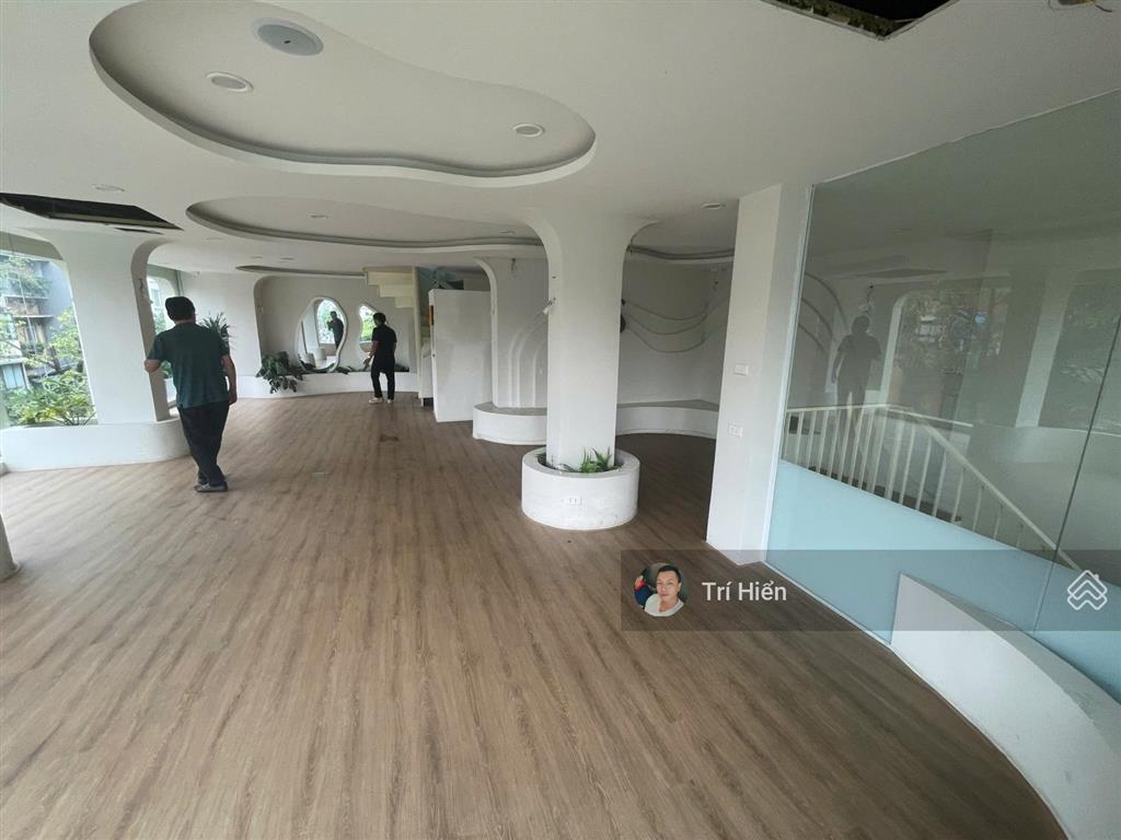 Cho thuê lô góc mp lê duẩn 90m2 x 4 tầng, mt 16m, nhà mới, thông sàn, ngã tư phố.  0974 557 ***
