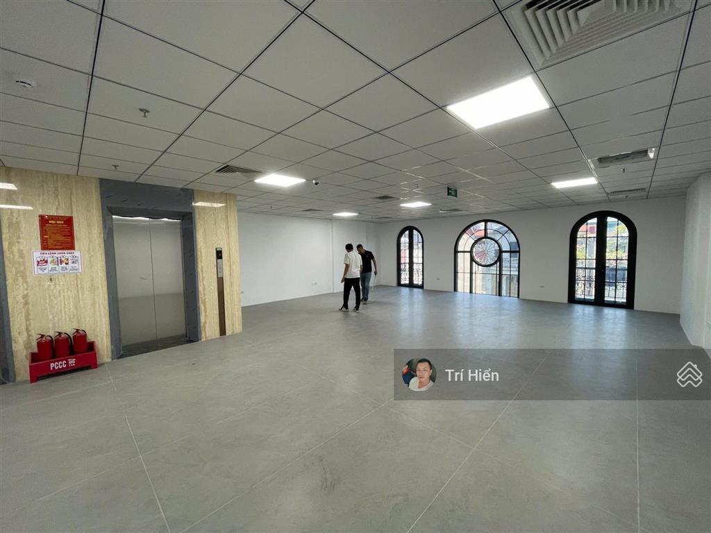 Cho thuê sàn vp mặt phố tô hiến thành 220m2, mt 10m, có điều hòa, thang máy, pccc.  0974 557 ***