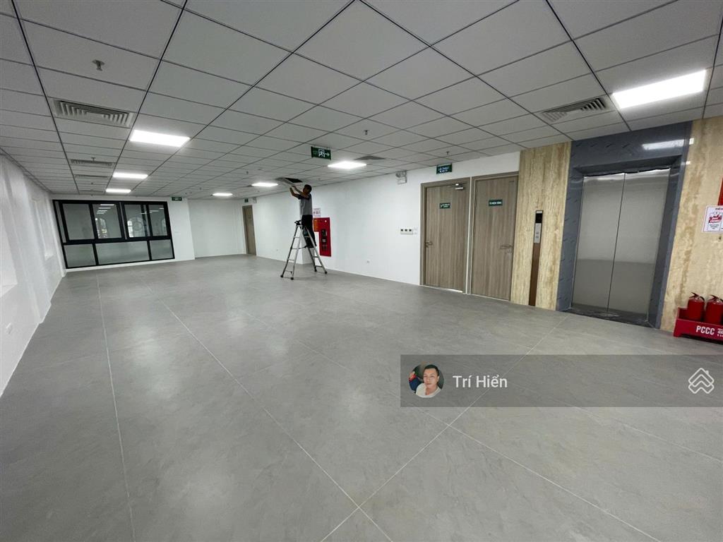 Cho thuê sàn vp mặt phố tô hiến thành 220m2, mt 10m, có điều hòa, thang máy, pccc.  0974 557 ***