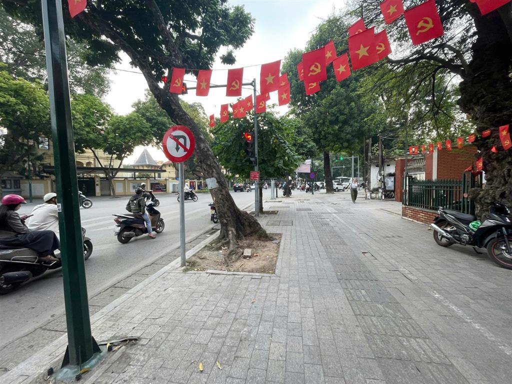 Cho thuê nhà mp trần phú 330m2 x 5 tầng, mt 15m, có hầm, thang máy, pccc.  0974 557 ***