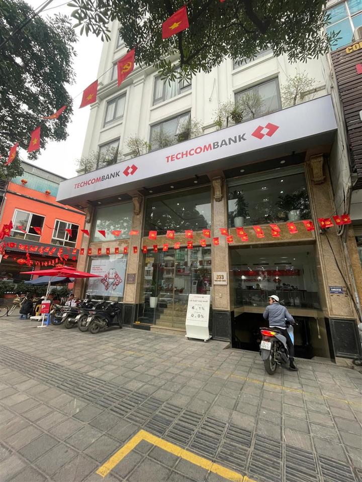Cho thuê sàn văn phòng mp trần khát chân 130m2, mt 10m, có hầm, thang máy.  0974 557 ***