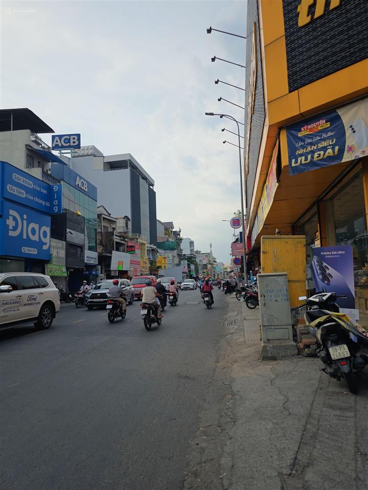 Nhà đẹp 844 lạc long quân p8 tân bình giá 3 ty780 gần chợ tân bình.cách 1 căn ra mặt tiền đường