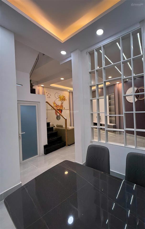 Ccg chỉ 3,5 tỷ  nhà đẹp trung tâm thị trấn hóc môn