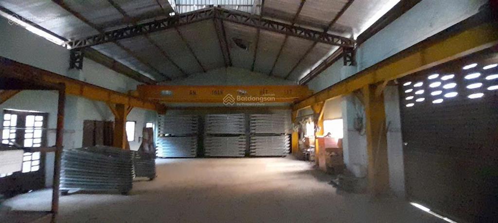 Cho thuê xưởng quốc lộ 1a q bình tân tp.hcm diện tích 1800m2 giá 80 tr có 3 cẩu trục