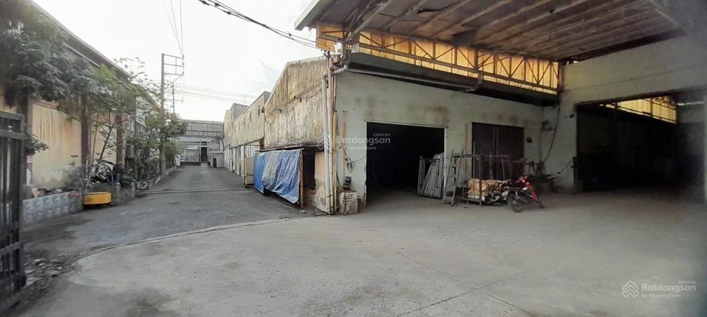 Cho thuê xưởng quốc lộ 1a q bình tân tp.hcm diện tích 1800m2 giá 80 tr có 3 cẩu trục
