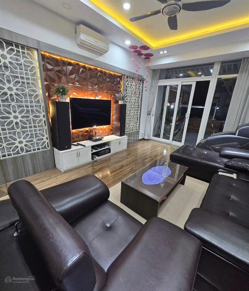Cho thuê nhà nguyên căn 1 trệt 3 lầu, ngang 4x20 full nội thất cao cấp, có sân đậu oto, 18tr/tháng