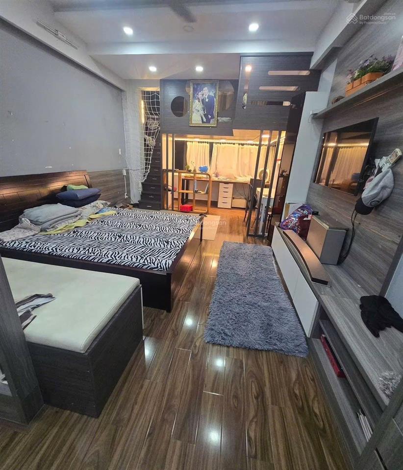 Cho thuê nhà nguyên căn 1 trệt 3 lầu, ngang 4x20 full nội thất cao cấp, có sân đậu oto, 18tr/tháng