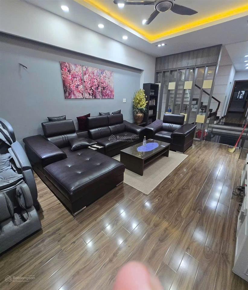 Cho thuê nhà nguyên căn 1 trệt 3 lầu, ngang 4x20 full nội thất cao cấp, có sân đậu oto, 18tr/tháng