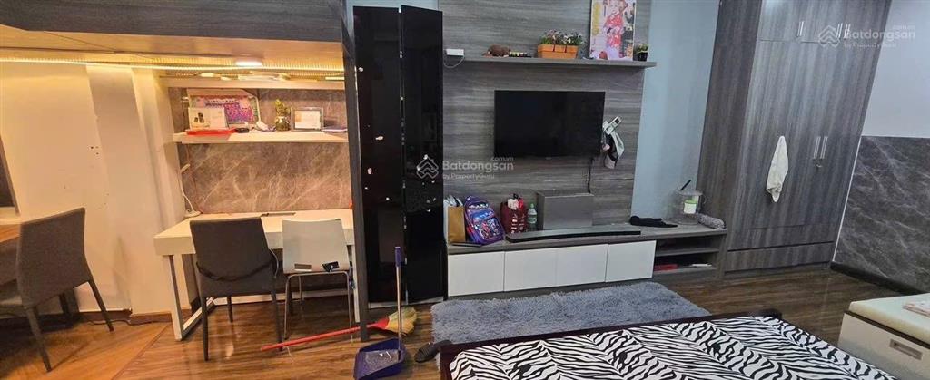 Cho thuê nhà nguyên căn 1 trệt 3 lầu, ngang 4x20 full nội thất cao cấp, có sân đậu oto, 18tr/tháng
