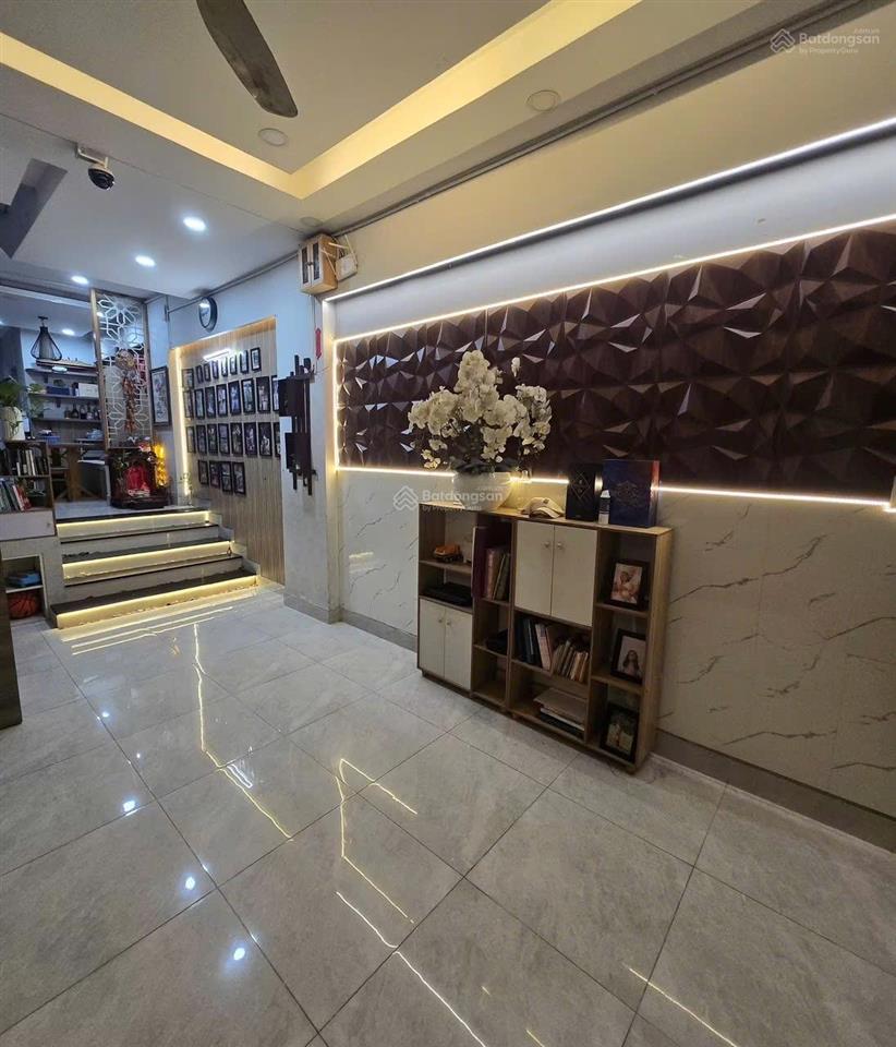 Cho thuê nhà nguyên căn 1 trệt 3 lầu, ngang 4x20 full nội thất cao cấp, có sân đậu oto, 18tr/tháng