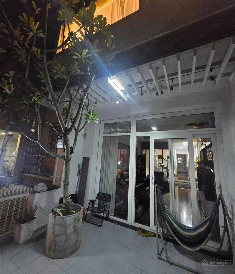 Cho thuê nhà nguyên căn 1 trệt 3 lầu, ngang 4x20 full nội thất cao cấp, có sân đậu oto, 18tr/tháng