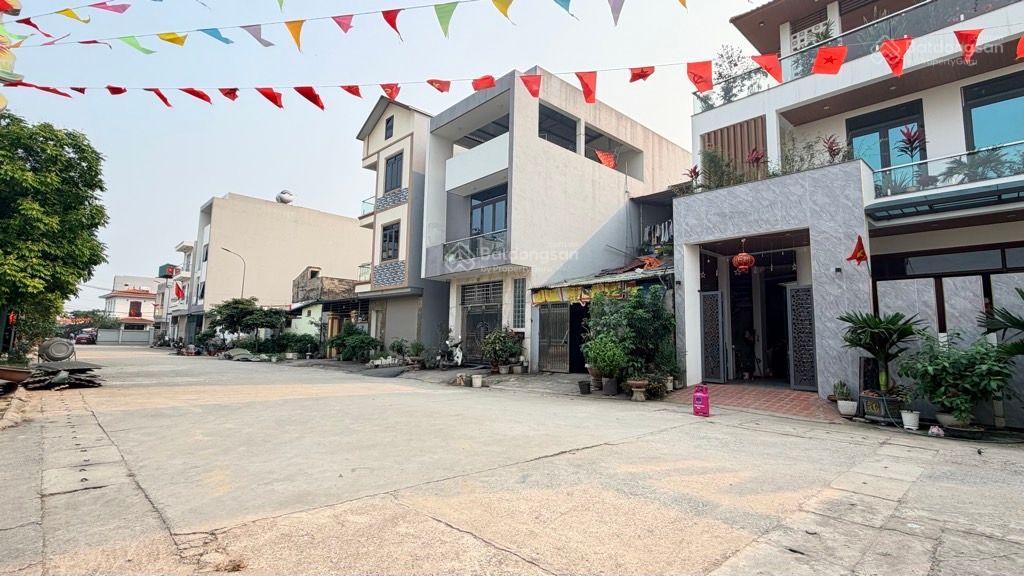 Đấu giá dục tú, đông anh  sát đường lên cầu tứ liên  vỉa hè ô tô tránh