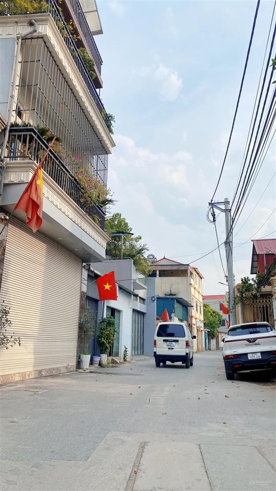 Chủ ngộp bank cần bán gấp. nhà 3 tầng trục chính đông hội. sát nách vin cổ loa. chỉ cần khách thích