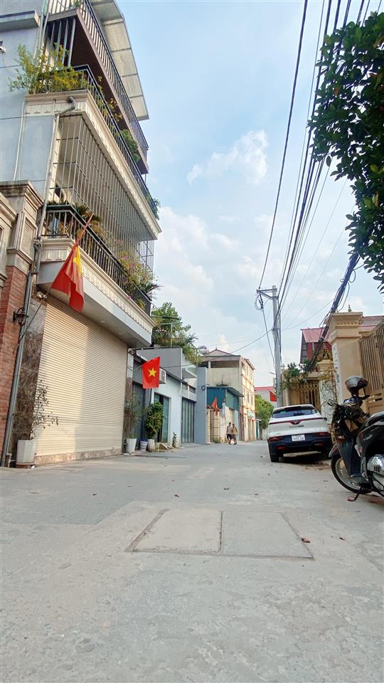 Bán gấp nhà 3 tầng trục chính lại đà đông hội. sát nách vin cổ loa. khách xem thích là chốt
