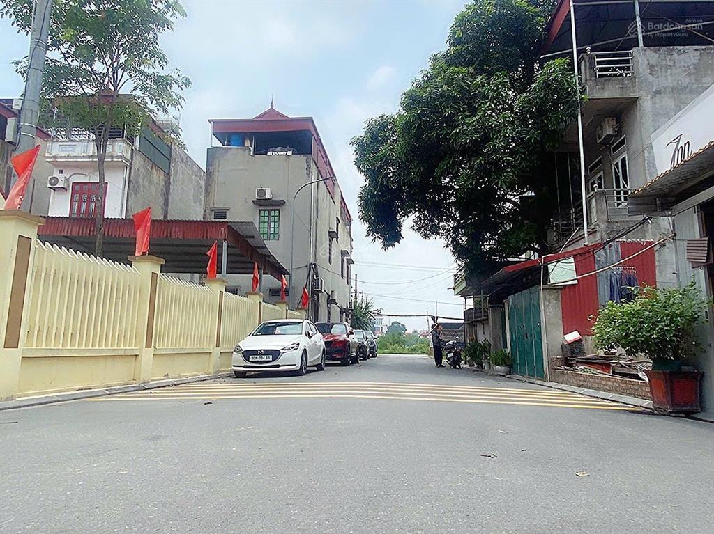 Giảm giá sâu bán nhanh nhà 3 tầng. ô tô tránh kinh doanh  gần bên nhà thi đấu đông anh. giá 11 tỷ