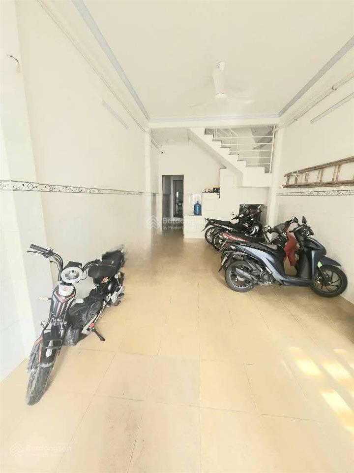 Lạc long quân  5p tới đh bách khoa  10p tới đh ydtp  nhà 4 tầng  4x18  12pn full nội thất