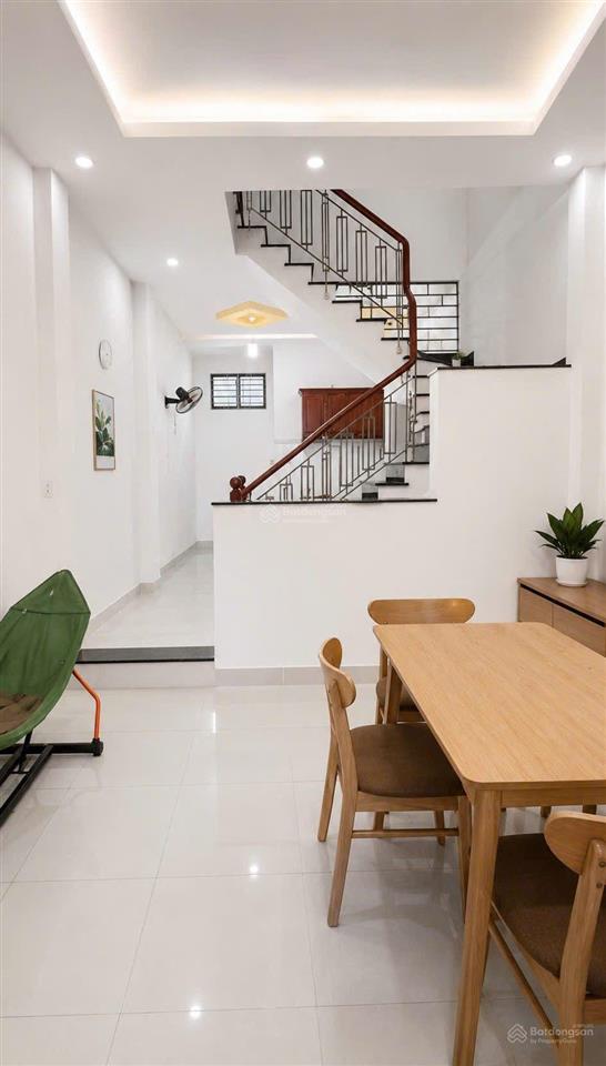 Nhà 2 tầng, 4x18, xe hơi đỗ cửa ngay đh công thương, đang cho thuê 20tr. chốt ngay 5đ nhẹ,