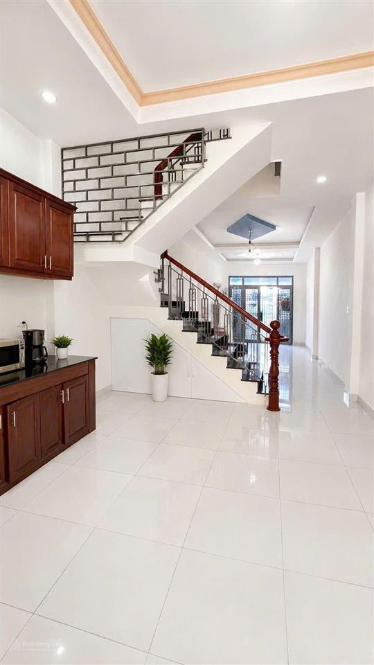 Nhà 2 tầng, 4x18, xe hơi đỗ cửa ngay đh công thương, đang cho thuê 20tr. chốt ngay 5đ nhẹ,
