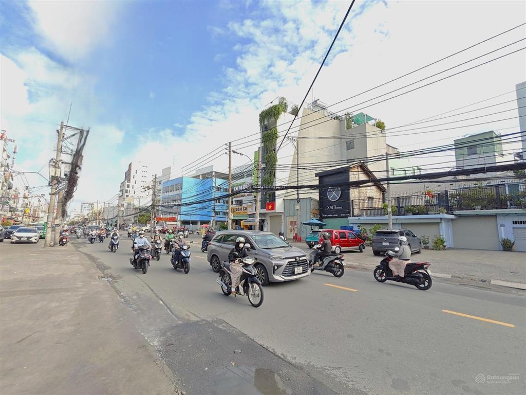 Nhà cách mạng tháng tám, quận 3, 2 tầng, 3.4x11.5m, hẻm 3 gác, nở hậu 7.5m, cửa phụ + cửa sổ hông