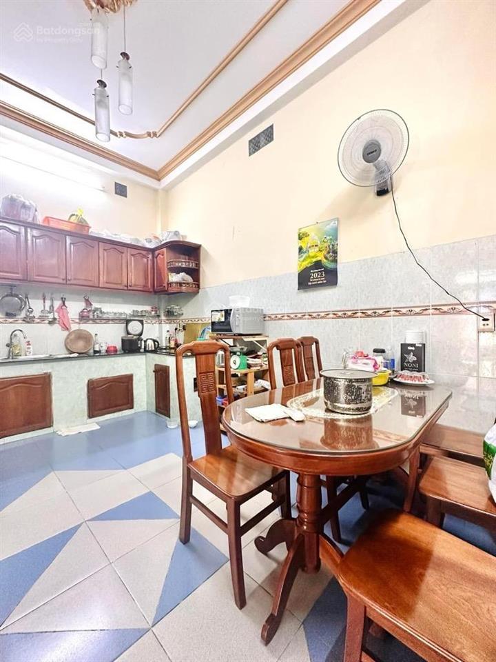 Nhà cách mạng tháng tám  sát metro  5.2 x 12m  3 tầng  4 phòng  nội thất xịn  9.x tỷ